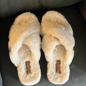Koolaburra Women's Plush Cream Slippers-never worn